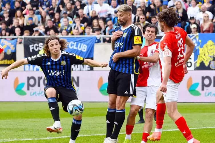 Slapstick-Einlage: Tim Civeja (l.) und Kai Brünker vom FCS.