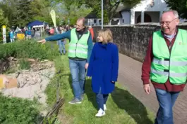 Das haben wir alles gemacht: Artenerben-Vorsitzender Martin Scholtissek zeigt Ministerin Katrin Eder, wie der Naturgarten aufgeb