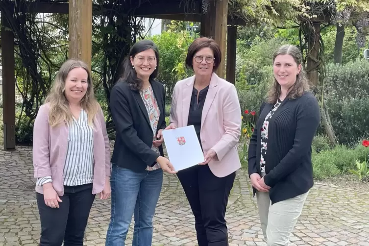 Petra Dick-Walther übergibt den Förderbescheid an Natalie Bauernschmitt (Zweite von links), Anja Aufschneider (rechts) und Cara 