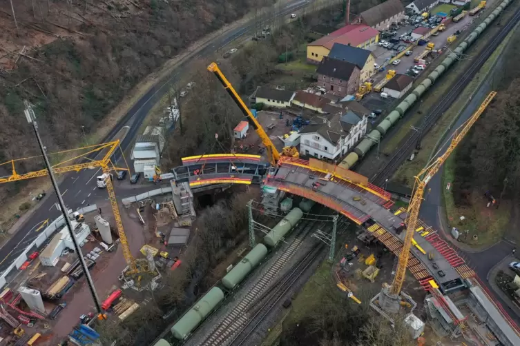 Weidenthal von oben: Die neue Bahnüberführung wird die Weißenbachstraße mit der Hauptstraße verbinden. Das Foto zeigt die Bauste