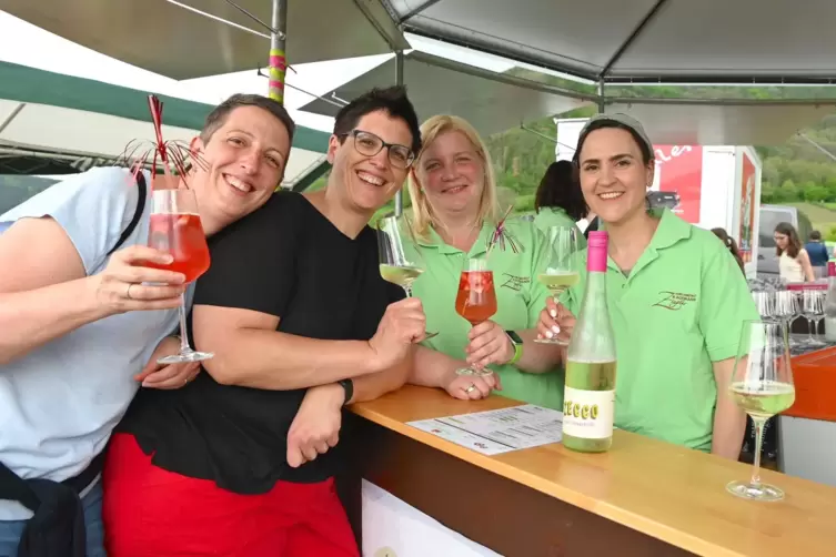 Beste Stimmung garantiert: Feine Weine und kühle Cocktails sind beim Weyherer Weinpanorama im Ausschank. 