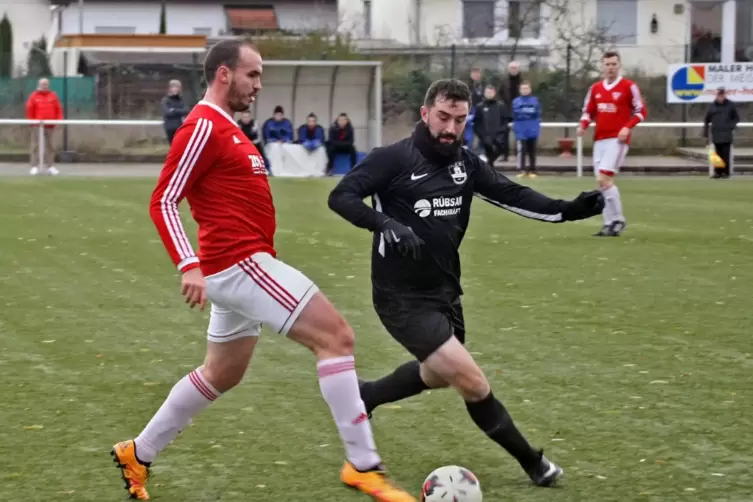 Joe McCarty (links) 2019 im Dress des SV Weisenheim. Heute spielt er für Birkenheide. 