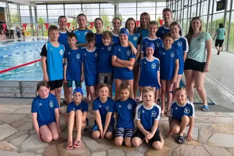 Das Team des Schwimmvereins Blau-Weiß Pirmasens beim Wettkampf in Gau-Algesheim. 