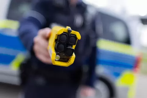 Mit einem solchen Taser sollen sich Polizeibeamte gegen den 38-Jährigen zur Wehr gesetzt haben.