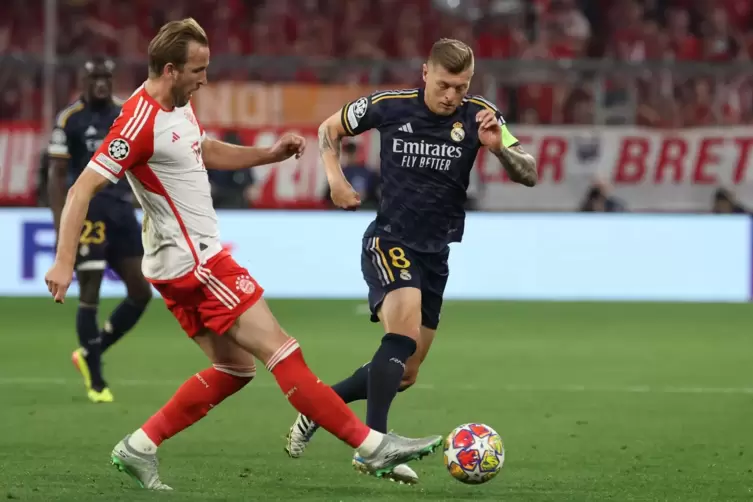 Toni Kroos versucht, an Harry Kane vorbeizudribbeln.