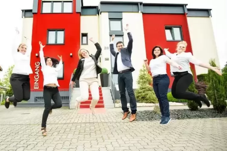 Team vor dem Hotel am Wartturm: Sprung für den Fotografen.