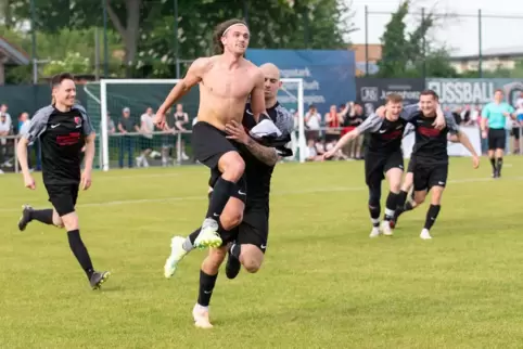 Das 2:0 für Neuburg ist gefallen. Nuno Sartingen lässt seiner Freude freien Lauf, Sören Fuchs ist der erste Gratulant. 