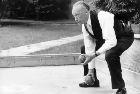 Konrad Adenauer konzentriert beim Boccia-Spiel an seinem Urlaubsort Cadenabbia in Italien, aufgenommen im Mai 1960. 