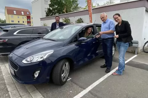 Hoffen auf viele Carsharing-Nutzer am Bayernplatz: (von links) Stadtteilmanager Thomas Lörcher, Miriam Kuder (Verkehrsplanung), 