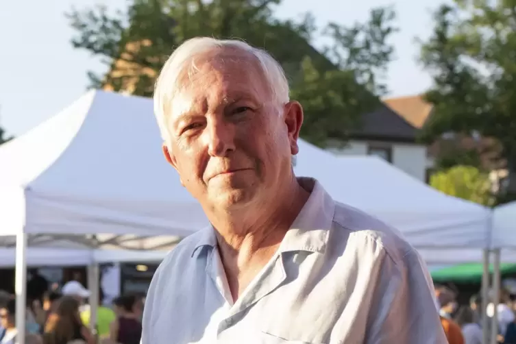 Ein Ortsbürgermeistertermin: Horst Bonhagen beim Weilerbacher Weindorf, das auf dem neuen Dorfplatz stattfindet. 