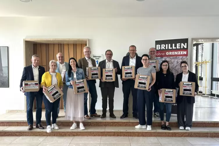 Schon bald werden diese Boxen in den Verwaltungsgebäuden in der Westpfalz zu finden sein. Michael und Michaela Roos stehen an zw