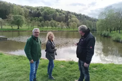 Machen sich Sorgen um den Silzer See (von links): Peter Neumayer, Elke Mandery, Markus Weininger. 