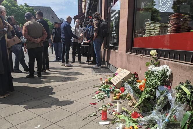 Nach dem Tod des 47-Jährigen legten Menschen Blumen am Ort des Geschehens nieder. Auch am zweiten Jahrestag wurde dem Mann dort