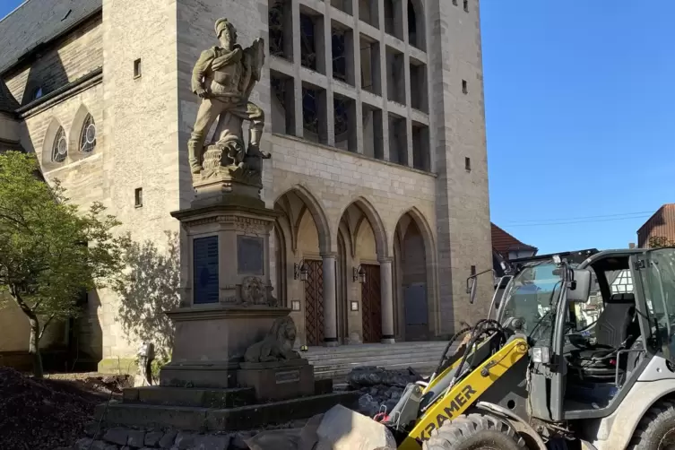 Der Baustellenbereich rund ums Denkmal.