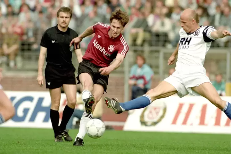 Fußball-Bundesliga-Saison 1990/1991: Roland Schäfer leitet die Partie Hannover 96 gegen den Schalke 04. Links Uwe Eckel, rechts 