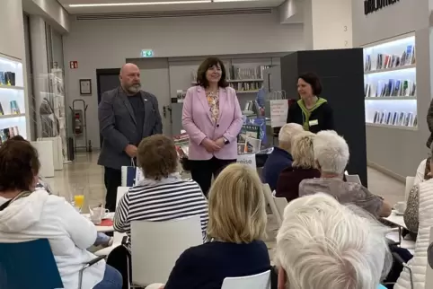 Ralf Schüler, Jutta Steinruck und Tanja Weißmann (von links) beim Empfang der Bürgergruppe aus Dessau-Roßlau.