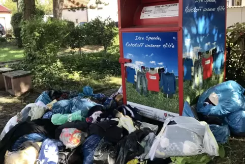 Immer wieder kommt es an Altkleidercontainern zu Müllablagerungen.