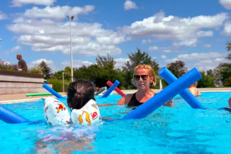 Kinder konnten dank der Pfalz.Herz-Spende einen Schwimmkurs im Hambacher Schwimmbad machen. 