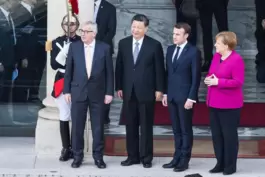 Beim letzten Besuch von Xi Jinping in Frankreich 2019 unterstützten Angela Merkel und Jean-Claude Juncker den französischen Präs
