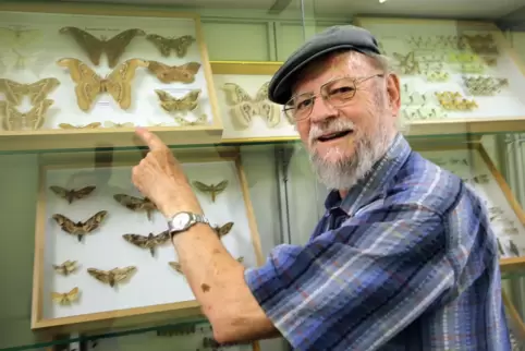 Erich Bettag, hier 2017 mit Naturausstellungsstuecken. 