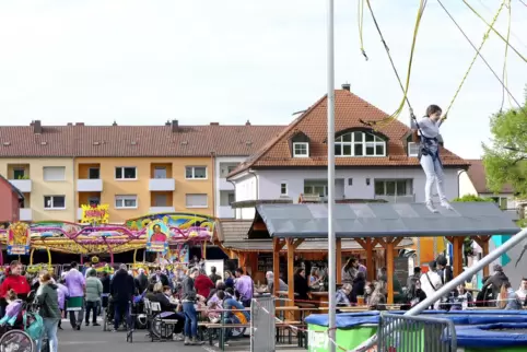 Hoch hinaus: Mutige können sich beim Sickingen-Maimarkt auf dem Bungee-Trampolin ausprobieren. Daneben gibt es Buden mit Essen u