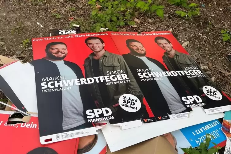 Die abgerissenen Plakate wurden am Montag unter anderem im Käfertaler Wald entdeckt. 