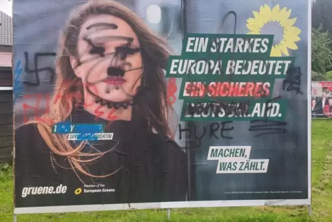 Hass-Botschaften auf Wahlplakat in Altdorf. 