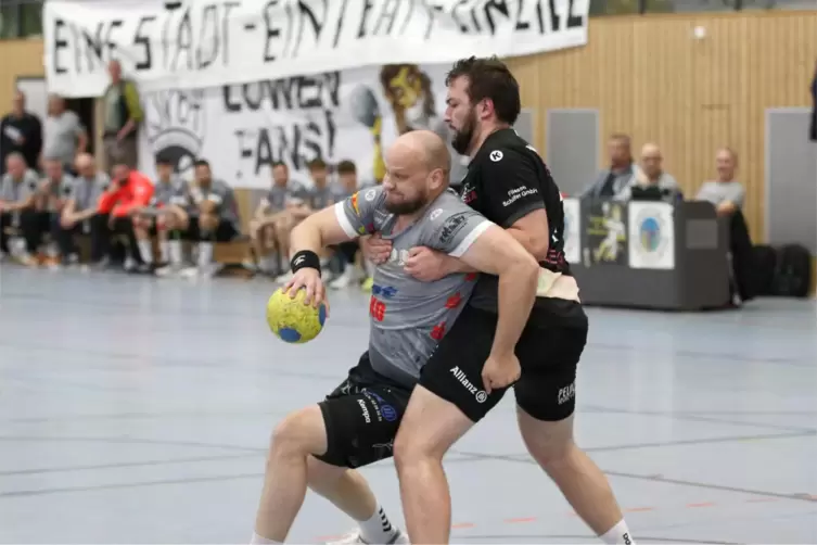 Johannes Zeyer (rechts) greift dem Zweibrücker Benny Zellmer bei dessen Kurzeinsatz in der ersten Hälfte unter die Arme.