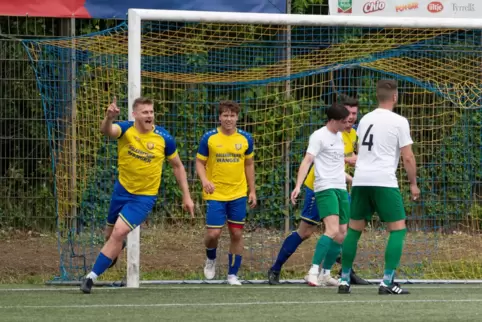 Kevin Bernhardt (links) bejubelt sein Tor zum 3:1 für den SC Bobenheim-Roxheim. 