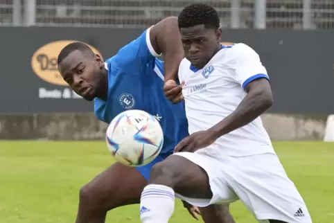 Der Pirmasenser Francis Sesay (rechts) verursachte den zweiten Foulelfmeter im Spiel gegen Marienborn. Dieses Bild stammt aus de