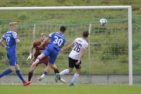 Kein Tor: Aufatmen können Arminia-Torwart Kevin Urban und Verteidiger Robert Langer, denn der Kopfball des Koblenzers Tufan Kell