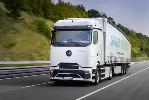 Im Sommer sollen zwei „eActros 600“ durch über 20 Länder in Europa fahren und nur an öffentlichen Ladesäulen nachladen.