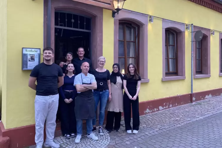 Das Team vor dem jetzigen Lokal in der Jakobstraße. Hier wird vielleicht bald eine Weinbar eröffnen – unter Leitung von Michele 