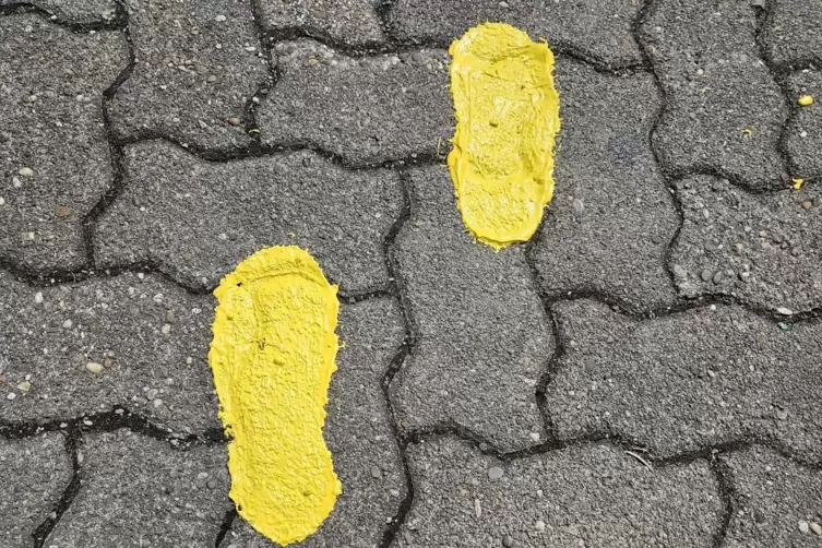 „Gelbe Füße“ sollen für mehr Sicherheit auf dem Weg in die Grundschule Nord in Schifferstadt sorgen. 