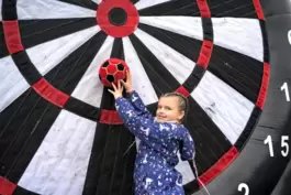 Die neunjährige Pirmasenserin Isabelle Keßler übte sich beim Schießen mit dem Fußball auf die überdimensionierte Dartscheibe. 