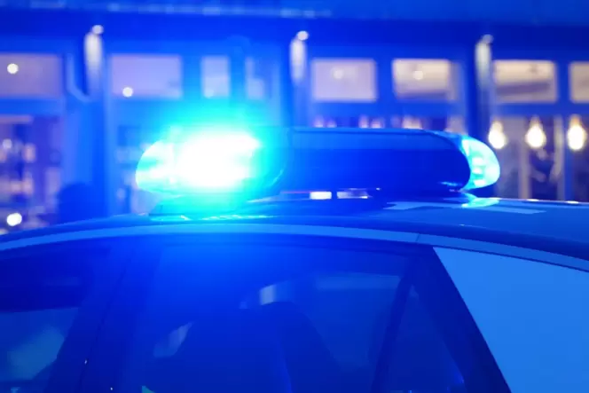Streifenwagen der Polizei mit eingeschaltetem Blaulicht