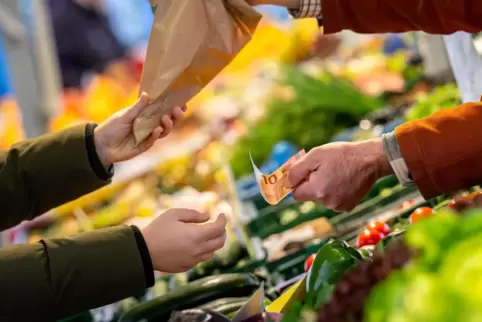 Einkauf auf dem Wochenmarkt: Im Vogelgesang hat sich ein Angebot nach der Umgestaltung des Platzes 2022 entwickelt.