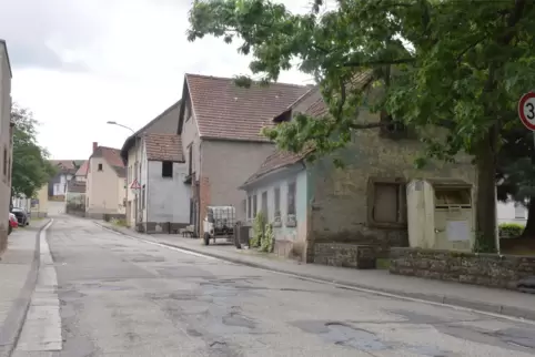 Die Tage der Buckelpiste sind gezählt: Die Löcher in der Landesstraße 372 in Eßweiler sollen bald der Vergangenheit angehören. D