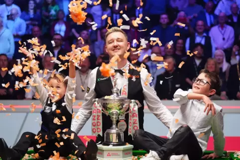 Kyren Wilson feiert mit seinen Kindern den Triumph. 