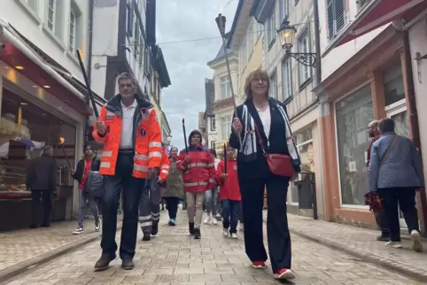 Führten den Fackelzug durch die Innenstadt an: Tassilo Willrich (DRK-Stadtverband) und Barbara Baltus (DRK-Schwesternschaft). 