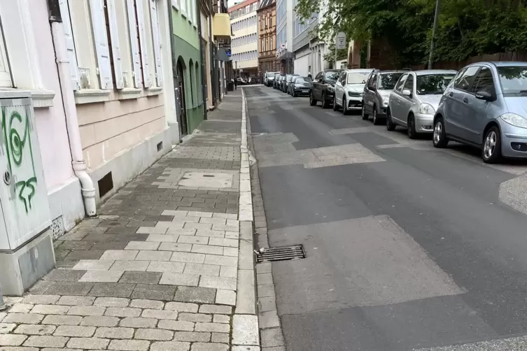 Kein schöner Anblick: So sieht die Fröbelstraße atuell aus. Mi tder Sanierung werden auch die Gehwege neu gemacht.