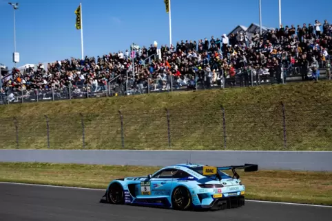 Max Reis zeigte in seinem blauen Mercedes-AMG GT3 ein starkes Debüt im ADAC GT Masters. 