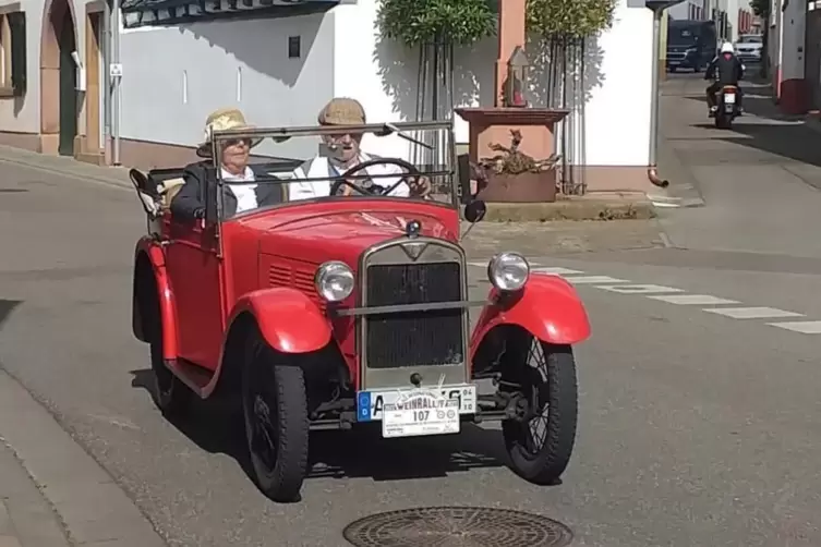 Bis zu rund 100 Jahre alte Fahrzeuge nehmen an der Weinrallye teil. 