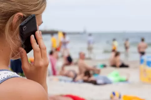 Vom Strand im EU-Ausland aus in Deutschland anrufen – das ist mittlerweile längst keine Kostenfalle mehr. 