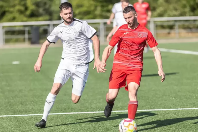 Zufrieden: Mutterstadts Spielertrainer Kevin Selzer (links). 