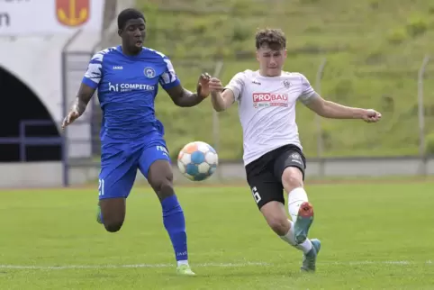 Ehrgeiziger Typ: Robert Langer (rechts) im Spiel gegen Cosmos Koblenz.