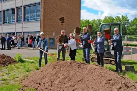 Von links Schulleiterin Christine Schöfer, Architekt Alexander Blanz, Kreisbeigeordnete Gudrun Hess-Schmidt, VG-Bürgermeister Ra