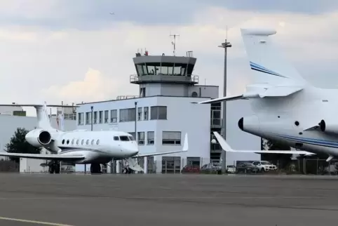 Tower im Hintergrund: Flugplatz Speyer. 