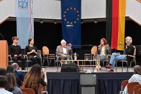 Auf dem Podium: (von links) die Moderatoren Nikolas Gretschmann und Katarina Kreuzer, Bernhard Vogel, Katharina Barley und Jutta