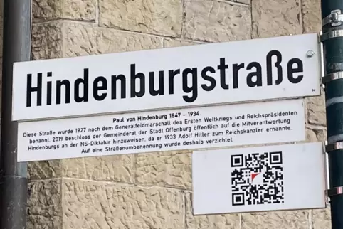Im badischen Offenbach hat die Hindenburgstraße ihren Namen behalten, aber es gibt Zusatzinfos, warum er heute als problematisch